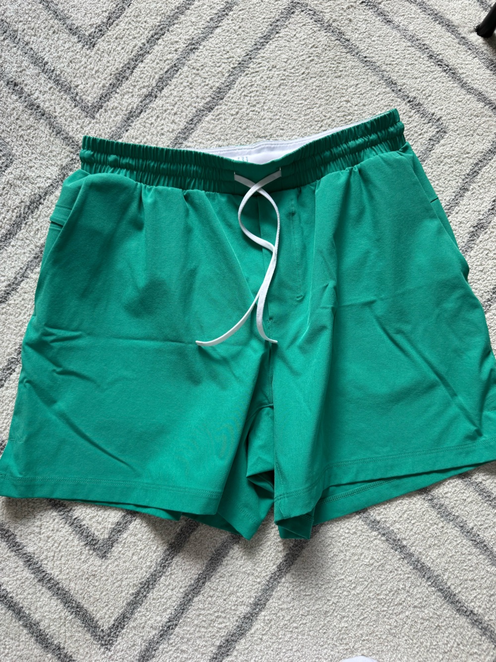 Lululemon men pool shorts 5” lined with brief size small in maldive green